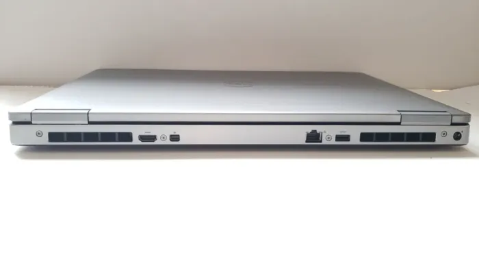 Мобільна робоча станція Dell Precision 7740 / 17.3" (3840x2160) IPS / Intel Core i7-9850H (6 (12) ядер по 2.6 - 4.6 GHz) / 32 GB DDR4 / 256 GB SSD + 1000 GB SSD / AMD Radeon Pro WX 7130, 8 GB GDDR5, 256-bit / WebCam / Win 11 Pro б/в - зображення 6