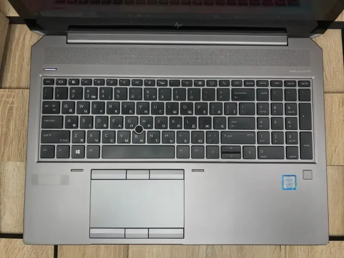 Мобільна робоча станція Б-клас HP ZBook 15 G5 / 15.6" (1920x1080) IPS Touch / Intel Core i7-8750H (6 (12) ядер по 2.2 - 4.1 GHz) / 16 GB DDR4 / 480 GB SSD / nVidia Quadro P1000, 4 GB GDDR5, 128-bit / WebCam б/в - зображення 4