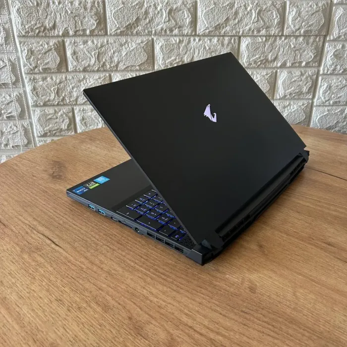 Ігровий ноутбук Gigabyte Aorus 5 SE4 / 15.6" (1920x1080) IPS / Intel Core i7-12700H (14 (20) ядер по 3.5 - 4.7 GHz) / 16 GB DDR4 / 512 GB SSD / nVidia GeForce RTX 3070, 8 GB GDDR6, 256-bit / WebCam б/в - зображення 6