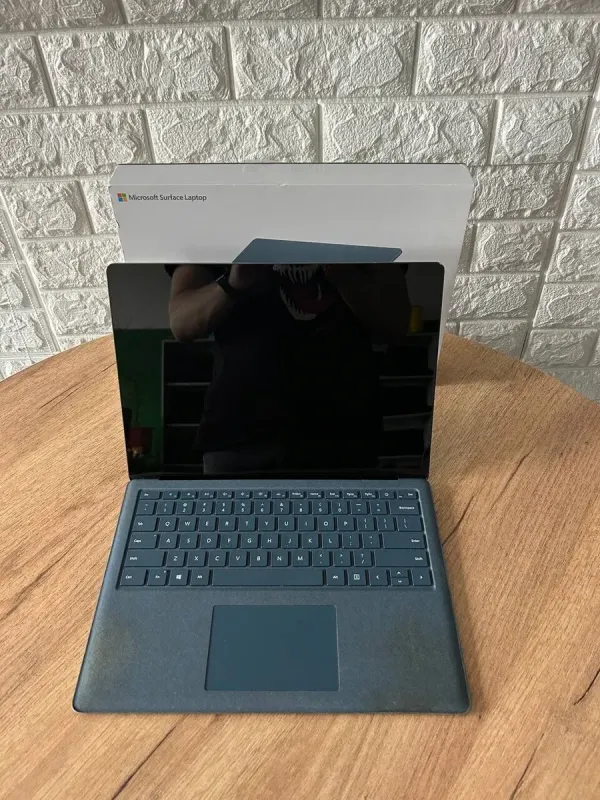 Ультрабук Б-клас Microsoft Surface Laptop 2 / 13.5" (2256x1504) IPS Touch / Intel Core i5-8250U (4 (8) ядра по 1.6 - 3.4 GHz) / 8 GB DDR3 / 256 GB SSD M.2 / Intel UHD Graphics 620 / WebCam / HDMI б/в - зображення 8