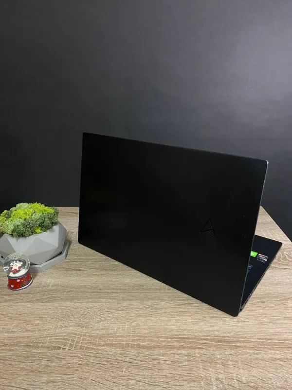 Ігровий ноутбук Б-клас Asus Zenbook Pro 17 / 17.3" (2560x1440) IPS / AMD Ryzen 7 6800H (8 (16) ядер по 3.2 - 4.7 GHz) / 16 GB DDR4 / 1000 GB SSD M.2 / nVidia GeForce RTX 3050, 4 GB GDDR6, 128-bit / WebCam б/в - зображення 3