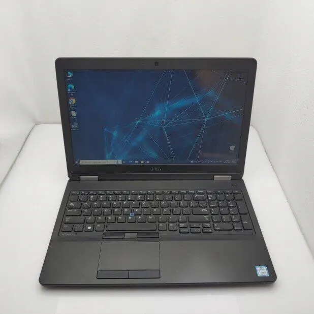 Ноутбук Б-клас Dell Latitude / 15.6" TN / Core i5-6200U (2(4) ядра по 2.3-2.8GHz) / 8GB DDR4 / 250GB SSD / HD Graphics 520 / WebCam / Win 10 Pro б/в - зображення 2