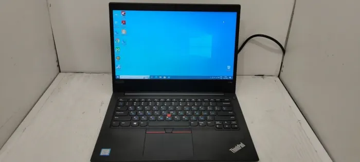 Ультрабук Lenovo ThinkPad E490 / 14" TN / Core i3-8145U (2(4) ядра по 2.1-3.9GHz) / 8GB DDR4 / 256GB SSD / UHD Graphics / WebCam б/в - зображення 2