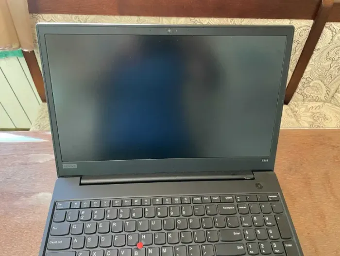 Ультрабук Lenovo Thinkpad E585 / 15.6" (1920x1080) IPS / AMD Ryzen 7 2700U (4 (8) ядра по 2.2 - 3.8 GHz) / 8 GB DDR4 / 256 GB SSD / AMD Radeon RX Vega 10 / WebCam б/в - зображення 4