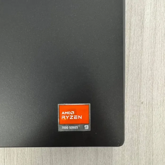 Ігровий ноутбук Dell Alienware m18 R1 / 18" (1920x1200) IPS / AMD Ryzen 9 7845HX (12 (24) ядер по 3.0 - 5.2 GHz) / 32 GB DDR5 / 1000 GB SSD NVMe / nVidia GeForce RTX 4070, 8 GB GDDR6, 128-bit / WebCam б/в - зображення 8