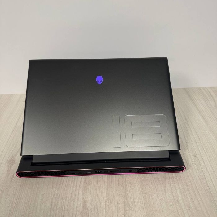 Ігровий ноутбук Б-класу Dell Alienware m18 R1 / 18" (1920x1200) IPS / AMD Ryzen 9 7845HX (12 (24) ядер по 3,0 - 5,2 ГГц) / 16 ГБ DDR5 / 512 ГБ SSD NVMe / nVidia GeForce RTX 4070, 8 ГБ GDDR6, 128-біт / Веб-камера б/в - зображення 3