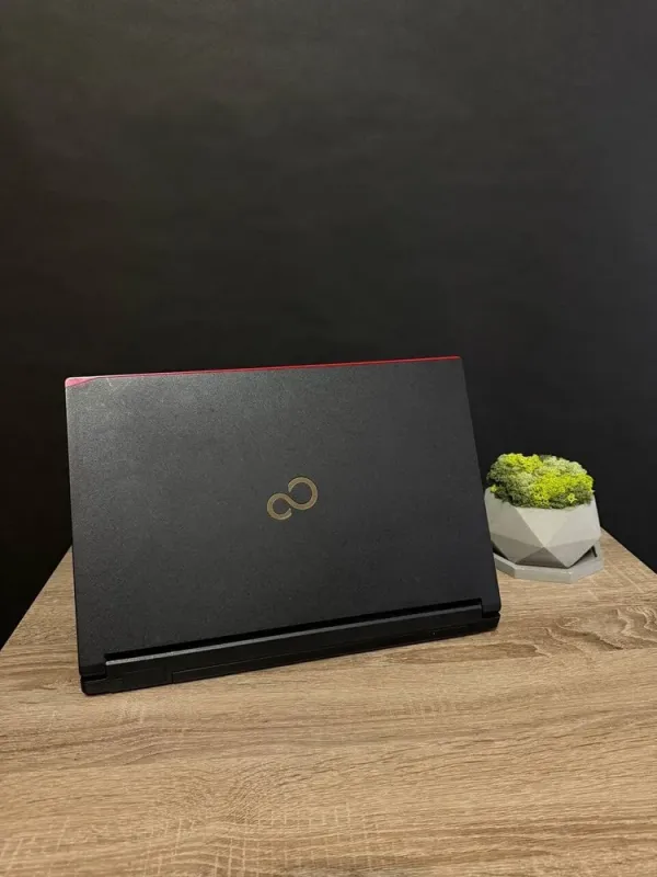 Ноутбук Б-клас Fujitsu Lifebook E554 / 15.6" (1366x768) TN / Intel Core i3-4000M (2 (4) ядра по 2.4 GHz) / 8 GB DDR3 / 256 GB SSD / Intel HD Graphics 4600 / Win 10 б/в - зображення 3
