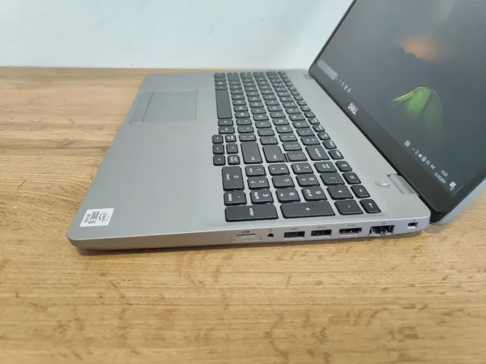 Ультрабук Б-клас Dell Precision 3551 / 15.6" (1920x1080) IPS / Intel Core i5-10400H (4 (8) ядра по 2.6 - 4.6 GHz) / 16 GB DDR4 / 256 GB SSD / Intel UHD Graphics / WebCam / Windows 10 Pro б/в - зображення 6