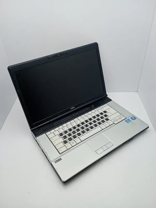 Ноутбук Fujitsu LifeBook E751 / 15.6’’ (1366x768) TN / Intel Core i5-2520M (2 (4) ядра по 2.5 - 3.2 GHz)/ 6 GB DDR3 / 500 GB HDD / Intel HD Graphics 3000 / WebCam б/в - зображення 3