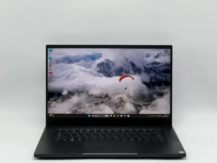 Ігровий ноутбук Б-клас Razer Blade 15 RZ09-03017E01 / 15.6" (1920x1080) IPS / Intel Core i7-9750H (6 (12) ядер по 2.6 - 4.5 GHz) / 32 GB DDR4 / 960 GB SSD / nVidia GeForce RTX 2070 Max-Q, 8 GB GDDR6, 256-bit / WebCam б/в - зображення 2