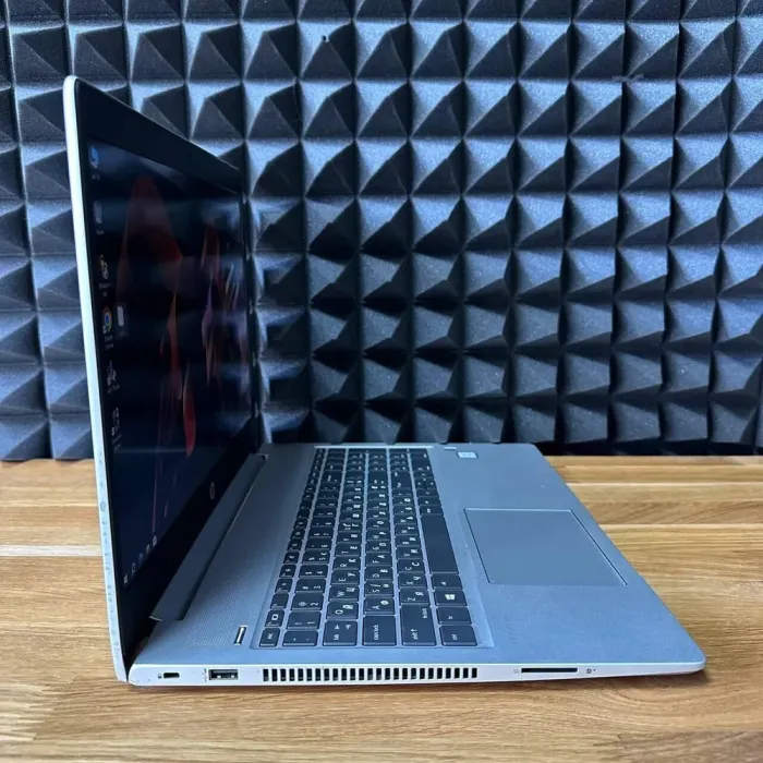 Ноутбук HP ProBook 450 G6 / 15.6" (1920x1080) TN / Intel Core i5-8265U (4 (8) ядра по 1.6 - 3.9 GHz) / 8 GB DDR4 / 128 GB SSD + 500 GB HDD / Intel UHD Graphics 620 / WebCam б/в - зображення 3