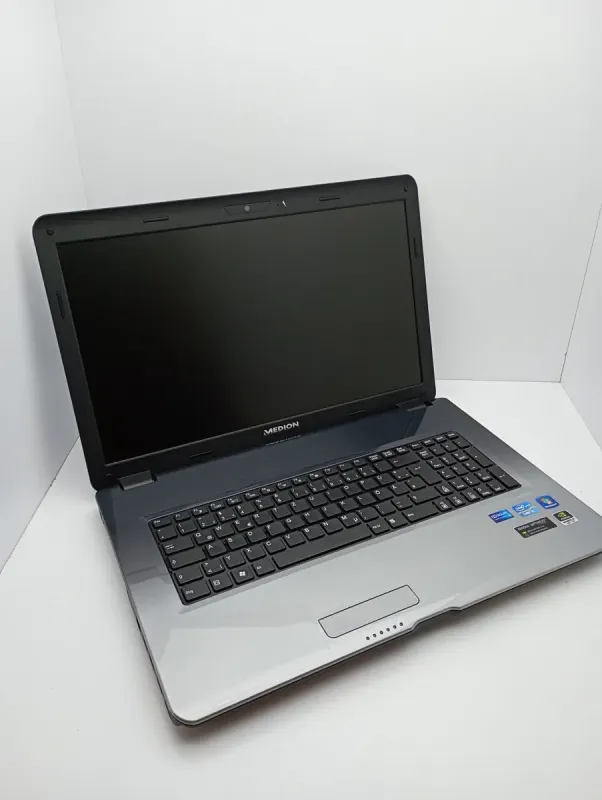 Ноутбук Medion Akoya P7624 / 17.3" (1600x900) TN / Intel Core i5-2450M (2 (4) ядра по 2.5 - 3.1 GHz) / 8 GB DDR3 / 64 GB SSD + 320 GB HDD / nVidia GeForce GT 630M, 1 GB DDR3, 128-bit / WebCam б/в - зображення 3