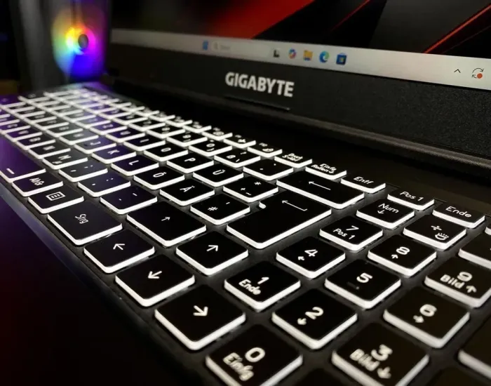 Ігровий ноутбук Gigabyte G5 GE / 15.6" (1920x1080) IPS / Intel Core i5-12500H (12 (16) ядер по 3.3 - 4.5 GHz) / 16 GB DDR4 / 512 GB SSD M.2 / nVidia GeForce RTX 3050, 4 GB GDDR6, 128-bit / WebCam б/в - зображення 5