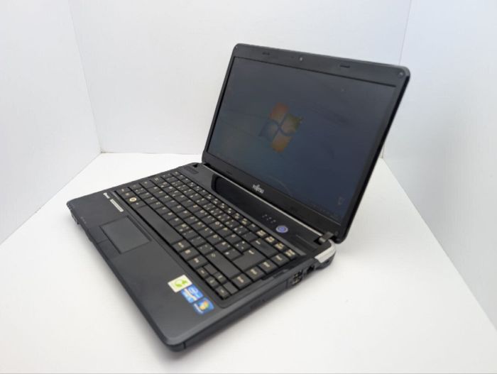 Ноутбук Fujitsu LifeBook LH531 / 14" (1366x768) TN / Intel Core i5-2430M (2 (4) ядра по 2.4 - 3.0 GHz) / 6 GB DDR3 / 500 GB HDD / Intel HD Graphics 3000 / WebCam / DVD-ROM б/в - зображення 6