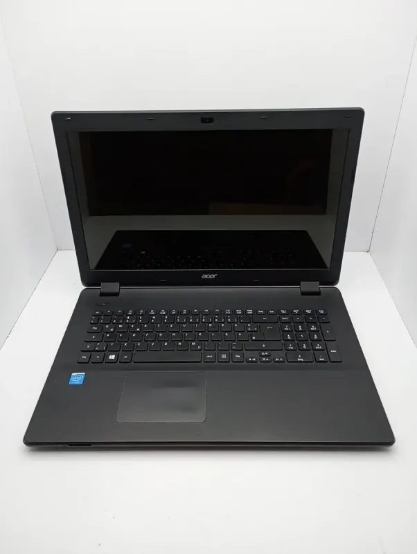 Ноутбук Acer ES1 / 15.6" (1366x768) TN / Intel Pentium N3530 (4 ядра по 2.16 - 2.58 GHz) / 4 GB DDR3 / 320 GB HDD / Intel HD Graphics / WebCam б/в - зображення 2