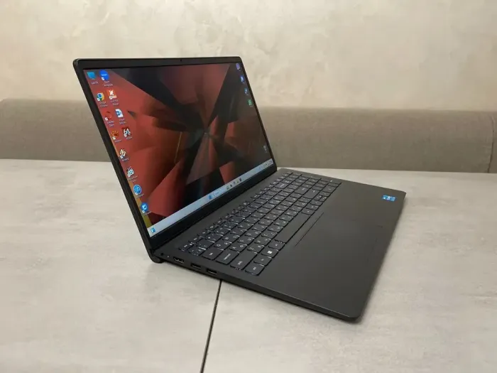 Ноутбук Dell Vostro 15 3510 / 15.6" (1920x1080) IPS / Intel Core i3-1115G4 (2 (4) ядра по 1.7 - 4.1 GHz) / 8 GB DDR4 / 256 GB SSD M.2 / Intel UHD Graphics / WebCam / HDMI б/в - зображення 3