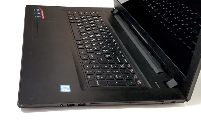 Ноутбук Lenovo IdeaPad 300-17ISK / 17.3" (1600x900) TN / Intel Core i3-6100U (2 (4) ядра по 2.3 GHz) / 8 GB DDR3 / 1000 GB SSD / Intel HD Graphics 520 / WebCam / Win 10 Home б/в - зображення 4