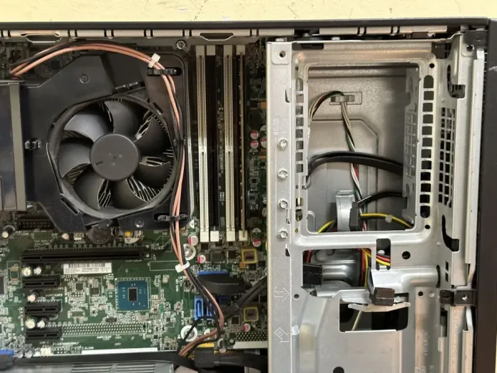 Комп'ютер HP ProDesk 600 G2 SFF / Intel Core i5-6400 (4 ядра по 2.7 - 3.3 GHz) / 8 GB DDR4 / 240 GB SSD / Intel HD Graphics 530 / 200W / DisplayPort б/в - зображення 7