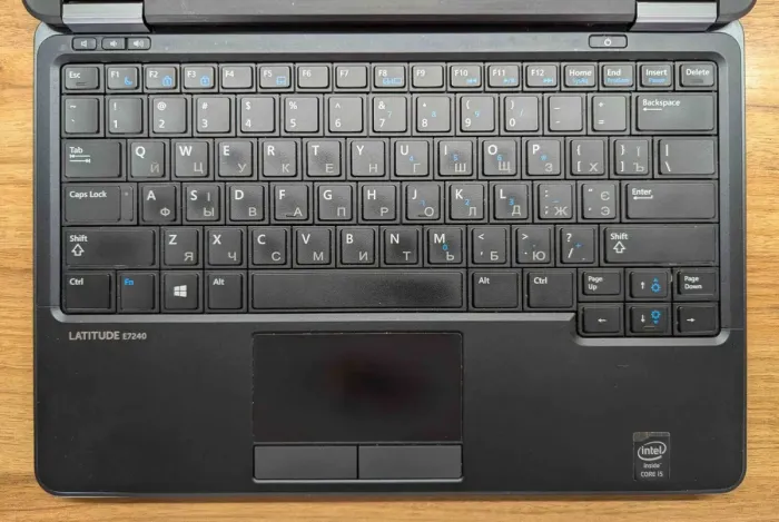 Нетбук Dell Latitude E7240 / 12.5" (1920x1080) IPS Touch / Intel Core i5-4200U (2 (4) ядра по 1.6 - 2.6 GHz) / 8 GB DDR3 / 256 GB SSD / Intel HD Graphics 4400 / WebCam / Windows 10 б/в - зображення 3