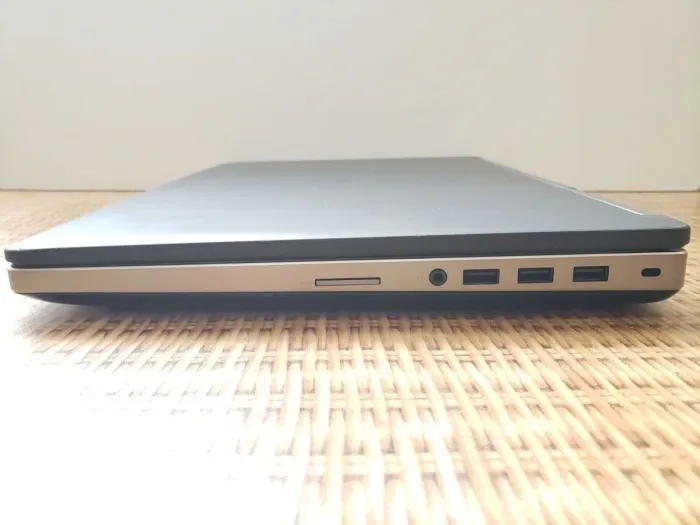 Мобільна робоча станція Dell Precision 7520 / 15.6" (1920x1080) IPS / Intel Core i7-7820HQ (4 (8) ядра по 2.9 - 3.9 GHz) / 32 GB DDR4 / 512 GB SSD + 500 GB HDD / AMD Radeon Pro WX 4130, 2 GB GDDR5, 128-bit / WebCam б/в - зображення 4