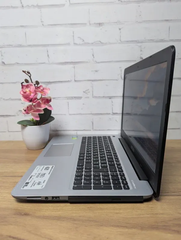 Ноутбук Asus R558U / 15.6" (1920x1080) TN / Intel Core i5-7200U (2 (4) ядра по 2.5 - 3.1 GHz) / 16 GB DDR4 / 500 GB SSD / Intel HD Graphics 620 / WebCam б/в - зображення 4