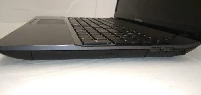 Ноутбук Б-клас Samsung NP300E5C / 15.6" (1366x768) TN / Intel Celeron B820 (2 ядра по 1.7 GHz) / 4 GB DDR3 / 500 GB HDD / nVidia GeForce GT 620M, 1 GB DDR3, 64-bit / WebCam / АКБ не тримає б/в - зображення 6