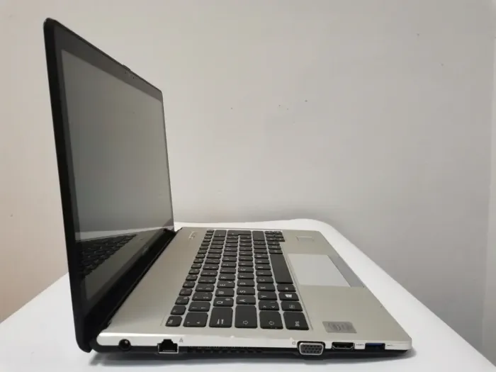 Ноутбук Fujitsu-Siemens LifeBook S935 / 13.3" IPS touch / Intel Core i5-5300U (2(4) ядра 2.3-2.9 GHz) / 8GB DDR3 / 256GB SSD / HD Graphics 5500 б/в - зображення 5