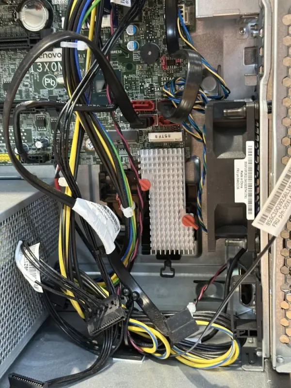 Комп'ютер Б-клас Lenovo ThinkStation P330 Tower / Intel Core i7-8700K (6 (12) ядер по 3.7 - 4.7 GHz) / 16 GB DDR4 / 500 GB SSD M.2 / Intel UHD Graphics 630 / 400W / DVD-RW / USB 3.1 / DisplayPort б/в - зображення 9