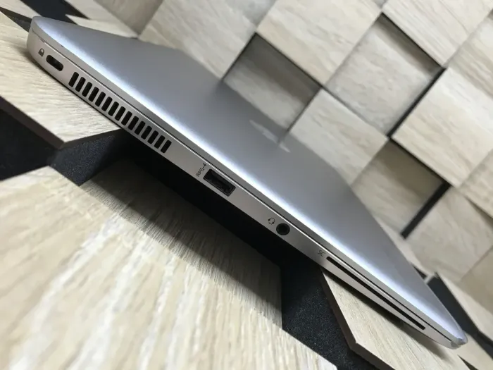 Ноутбук Б-клас HP EliteBook Folio 1040 G3 / 14" (2560x1440) IPS / Intel Core i5-6300U (2 (4) ядра по 2.4 - 3.0 GHz) / 16 GB DDR4 / 256 GB SSD / Intel HD Graphics 520 / WebCam / Windows 10 б/в - зображення 5