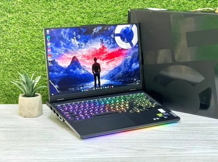 Ігровий ноутбук Lenovo Legion Pro 7 16IRX9H / 16.1" (2560x1600) IPS / Intel Core i9-14900HX (24 (32) ядра по 1.6 - 5.8 GHz) / 16 GB DDR5 / 1000 GB SSD M.2 / nVidia GeForce RTX 4080, 12 GB GDDR6X, 192-bit / WebCam / Win 11 Pro б/в - зображення 3