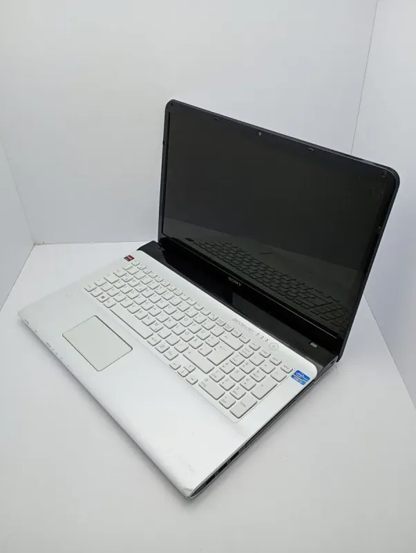 Ноутбук Sony SVE171 / 17.3" (1600x900) TN / Intel Core i5-3210M (2 (4) ядра по 2.5 - 3.1 GHz) / 6 GB DDR3 / 500 GB HDD / AMD Radeon HD 7600M, 1 GB DDR3, 128-bit / WebCam б/в - зображення 4