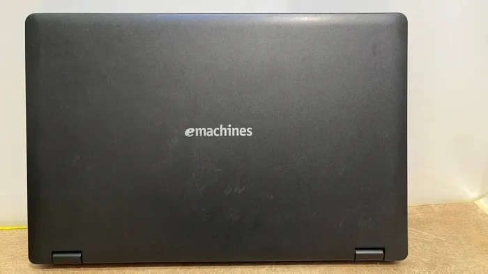 Ноутбук Acer eMachines E728 / 15.6" (1366x768) TN / Intel Pentium T4500 (2 ядра по 2.3 GHz) / 4 GB DDR3 / 320 GB HDD / Intel GMA 4500M Graphics / WebCam / АКБ не тримає б/в - зображення 6