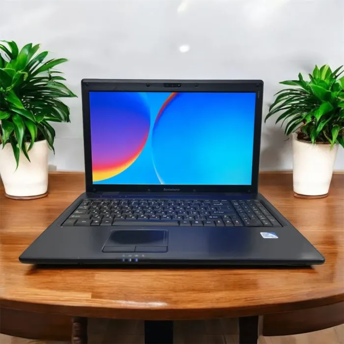 Ноутбук Б-клас Lenovo G560e / 15.6" (1366x768) TN / Intel Celeron T3500 (2 ядра по 2.1 GHz) / 4 GB DDR3 / 120 GB SSD / Intel GMA 4500MHD Graphics / WebCam / АКБ не тримає б/в - зображення 2