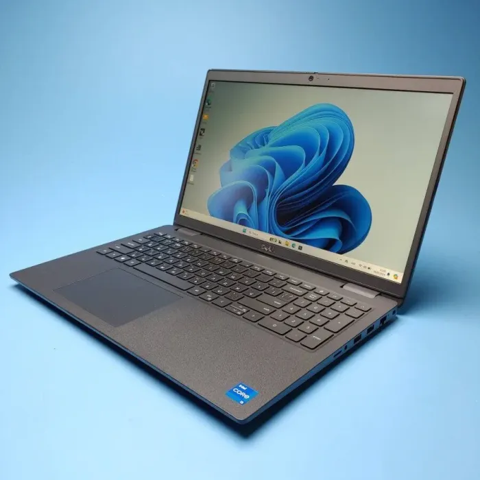 Ноутбук Dell Latitude 3520 / 15.6" (1920x1080) IPS / Intel Core i5-1135G7 (4 (8) ядра по 2.4 - 4.2 GHz) / 8 GB DDR4 / 256 GB SSD / Intel Iris Xe Graphics / WebCam / Win 11 Pro б/в - зображення 2