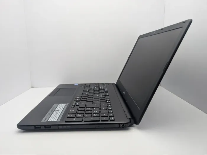 Ноутбук Acer Aspire E1-570 / 15.6" (1366x768) TN / Intel Core i3-3217U (2 (4) ядра по 1.8 GHz) / 8 GB DDR3 / 500 GB HDD / Intel HD Graphics 4000 / WebCam / DVD-ROM б/в - зображення 5