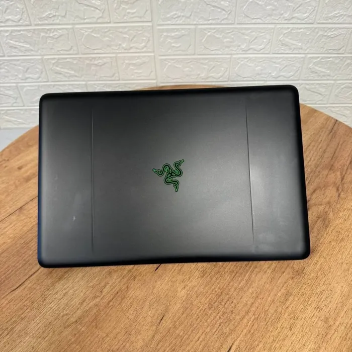 Ігровий ноутбук Б-клас Razer Blade 17 RZ09-0220 / 17.3" (1920x1080) IPS / Intel Core i7-7700HQ (4 (8) ядра по 2.8 - 3.8 GHz) / 16 GB DDR4 / 500 GB SSD / nVidia GeForce GTX 1060, 6 GB GDDR5, 192-bit / WebCam б/в - зображення 3