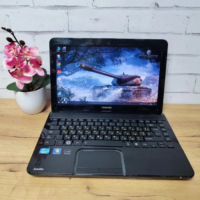 Нетбук Toshiba Satellite L830-10D / 12.5" (1366x768) TN / Intel Core i3-2367M (2 (4) ядра по 1.4 GHz) / 8 GB DDR3 / 128 GB SSD / Intel HD Graphics 3000 / WebCam / DVD-ROM б/в - зображення 2