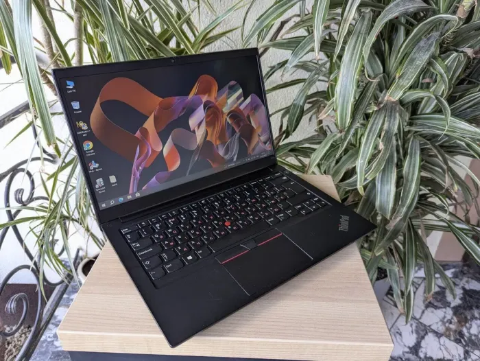 Ультрабук Lenovo ThinkPad E14 Gen 2 / 14" (1920x1080) IPS / Intel Core i5-10210U (4 (8) ядра по 1.6 - 4.2 GHz) / 16 GB DDR4 / 256 GB SSD M.2 / Intel UHD Graphics / WebCam б/в - зображення 3