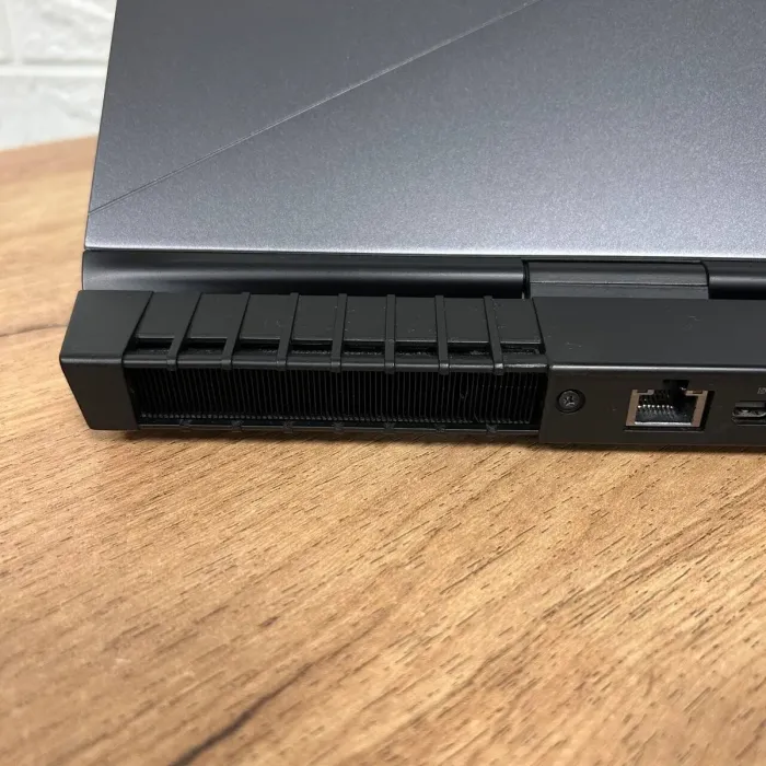 Ігровий ноутбук Б-клас Dell Alienware 15 R3 / 15.6" (1920x1080) IPS / Intel Core i7-6700HQ (4 (8) ядра по 2.6 - 3.5 GHz) / 16 GB DDR4 / 256 GB SSD + 1000 GB HDD / nVidia GeForce GTX 1060, 6 GB GDDR5, 192-bit / WebCam б/в - зображення 9