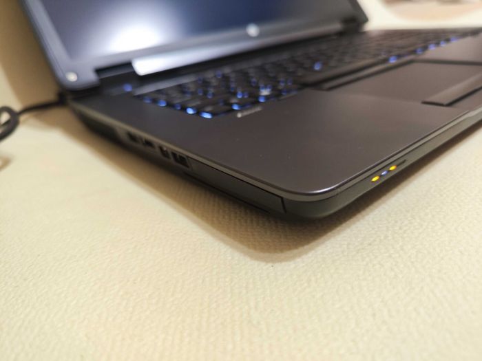 Мобільна робоча станція HP ZBook 17 G2 / 17.3" (1920x1080) TN / Intel Core i7-4800MQ (4 (8) ядра по 2,7 - 3,7 ГГц) / 8 ГБ DDR3 / 256 ГБ SSD / nVidia Quadro K1100M, 2 ГБ GDDR5, 128-біт / WebCam / DVD-ROM б/в - зображення 3