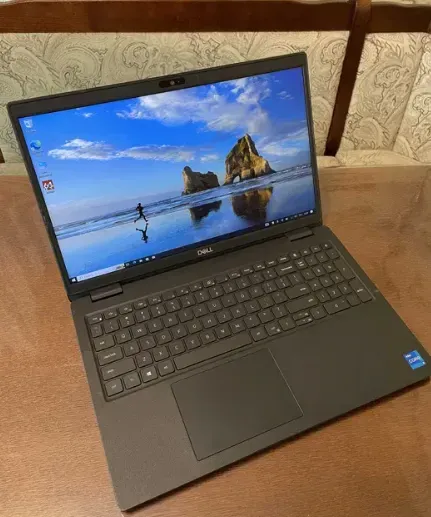 Ультрабук Dell Latitude 3520 / 15.6" (1366x768) TN / Intel Core i5-1135G7 (4 (8) ядра по 2.4 - 4.2 GHz) / 8 GB DDR4 / 256 GB SSD / Intel Iris Xe Graphics / WebCam б/в - зображення 2