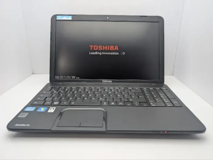 Ноутбук Toshiba Satellite C870 / 17.3" (1600x900) TN / Intel Core i3-2350M (2 (4) ядра по 2.3 GHz) / 6 GB DDR3 / 1000 GB HDD / Intel HD Graphics 3000 / WebCam б/в - зображення 3