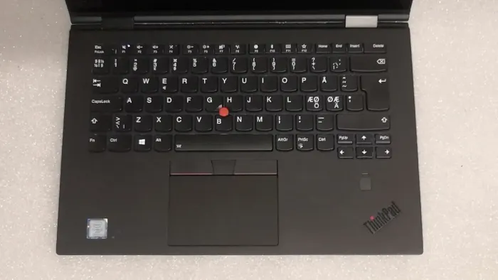 Ноутбук-трансформер Б-клас Lenovo ThinkPad X1 Yoga G3 / 14" (2560x1440) IPS Touch / Intel Core i5-8350U (4 (8) ядра по 1.7 - 3.6 GHz) / 8 GB DDR3 / 256 GB SSD / Intel UHD Graphics 620 / WebCam / Windows 10 Pro б/в - зображення 3