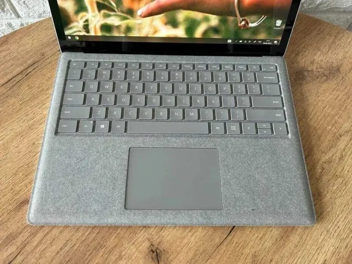 Ультрабук Microsoft Surface Laptop 2 / 13.5" (2256x1504) IPS Touch / Intel Core i5-8350U (4 (8) ядра по 1.7 - 3.6 GHz) / 8 GB DDR3 / 256 GB SSD / Intel UHD Graphics 620 / WebCam б/в - зображення 3