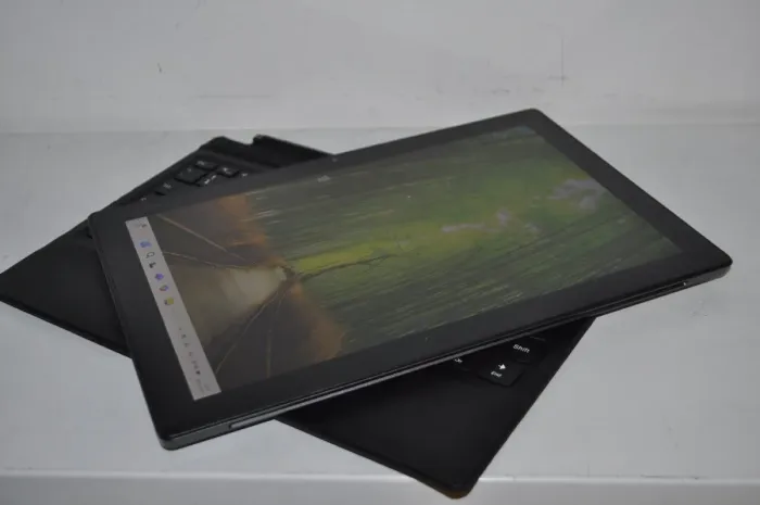 Нетбук-трансформер Б-клас Lenovo MIIX 520-12IKB / 12.2" (1920x1080) IPS Touch / Intel Core i5-8250U (4 (8) ядра по 1.6 - 3.4 GHz) / 8 GB DDR4 / 256 GB SSD / Intel UHD Graphics 620 / Windows 11 Pro / Клавиатура б/в - зображення 3