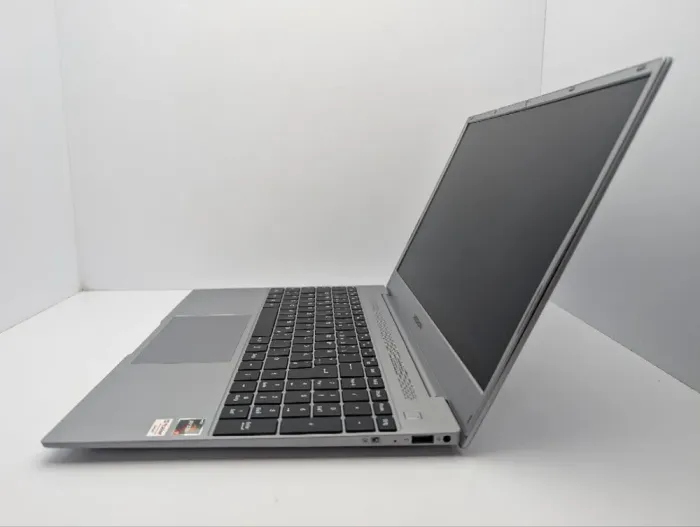 Ноутбук Medion Akoya E15301 / 15.6" (1920x1080) IPS / AMD Ryzen 7 3700U (4 (8) ядра по 2.3 - 4.0 GHz) / 8 GB DDR4 / 512 GB SSD M.2 / AMD Radeon RX Vega 10 Graphics / WebCam б/в - зображення 5