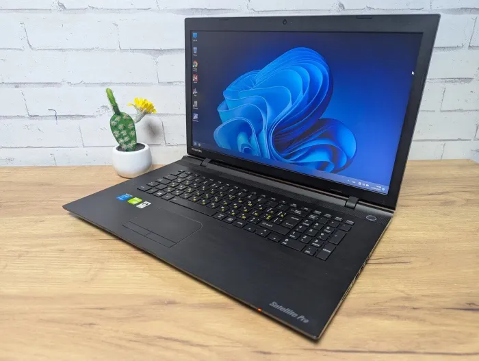 Ноутбук Б-клас Toshiba Satelite Pro C70-C-19E / 17.3" (1600x900) TN / Intel Core i5-5200U (2 (4) ядра по 2.2 - 2.7 GHz) / 12 GB DDR3 / 256 GB SSD / nVidia GeForce 930M, 2 GB GDDR3, 64-bit / WebCam б/в - зображення 4