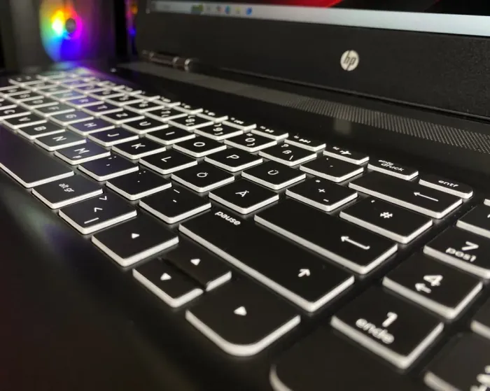 Ноутбук HP Pavilion 17 / 17.3" (1920x1080) TN / Intel Core i5-7200U (2 (4) ядра по 2.5 - 3.1 GHz) / 12 GB DDR4 / 128 GB SSD + 1000 GB HDD / nVidia GeForce GTX 1050, 2 GB GDDR5, 128-bit / WebCam б/в - зображення 4