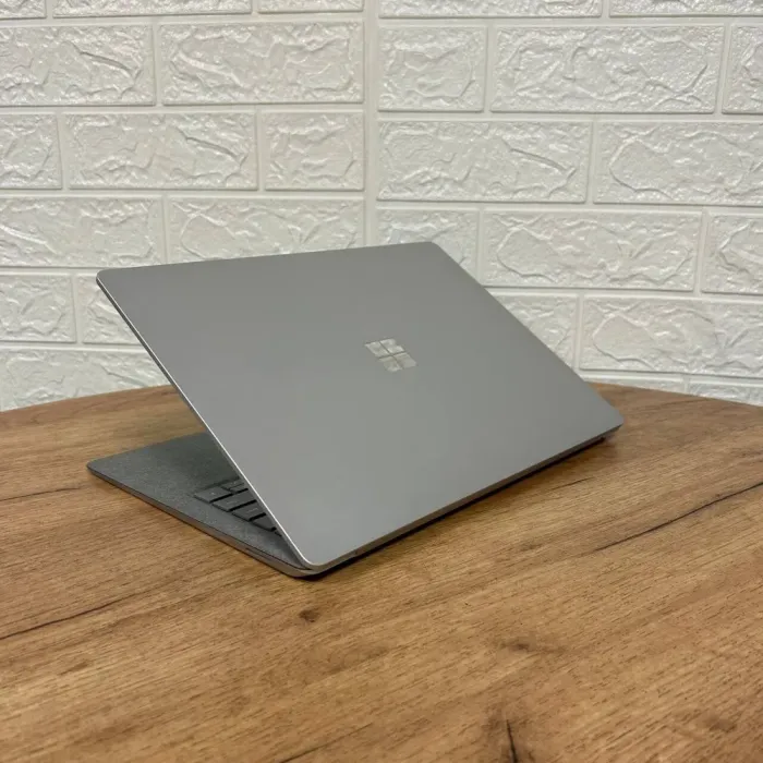 Ультрабук Б-клас Microsoft Surface Laptop 1 / 13.5" (2256x1504) IPS Touch / Intel Core i5-7200U (2 (4) ядра по 2.5 - 3.1 GHz) / 8 GB DDR4 / 256 GB SSD / Intel HD Graphics 620 / WebCam б/в - зображення 4