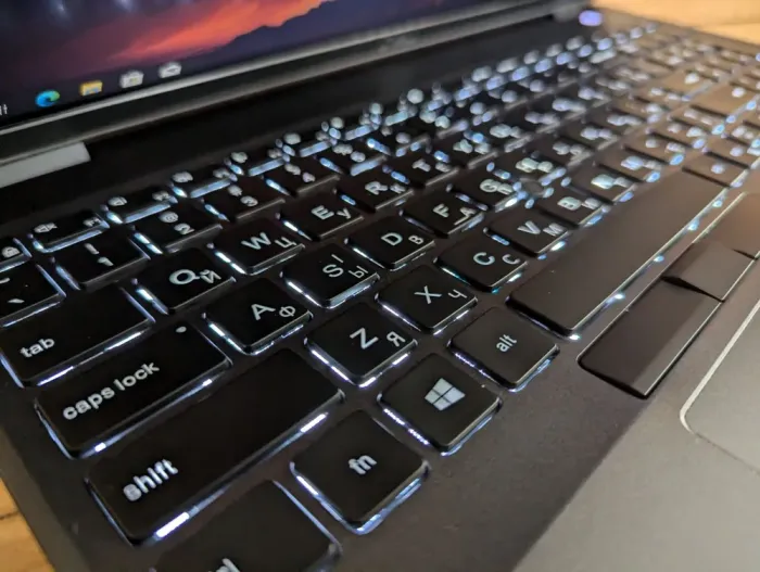 Ультрабук Б-клас Dell Latitude 5500 / 15.6" (1920x1080) IPS / Intel Core i5-8365U (4 (8) ядра по 1.6 - 4.1 GHz) / 16 GB DDR4 / 512 GB SSD / Intel UHD Graphics 620 / WebCam / Windows 10 б/в - зображення 6